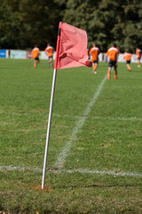 Le drapeau de touche sur un terrain de rugby