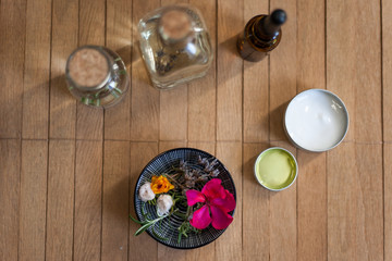 Modern apothecary essential oil candle flowers aromatherapy natural homemade rosemary lavander stinging nettle essential oil essence 