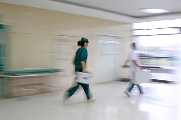Obraz premium Health care workers rushed past emergency treatment hall