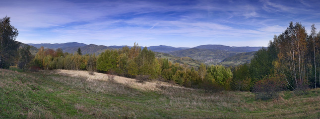 Fototapeta na wymiar Panorama z podejścia na Koziarz na Gorce i Beskid Wyspowy