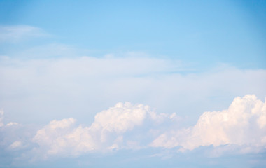 formation de nuages cumulus blancs dans un ciel bleu avec des reflets roses