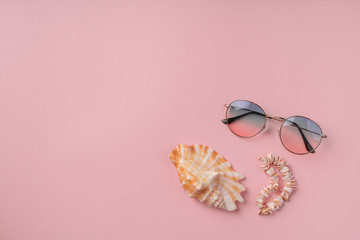 Obraz premium bracelet, shell and sunglasses on a pink background