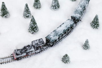 Modellbauzug in einer Schneelandschaft