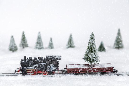 Dampflokomotive mit einem Weihnachtsbaum in einer Schneelandschaft (Modellbau)
