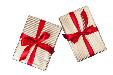 Obraz premium Weihnachtsgeschenk mit goldenen Streifen und roter Schleife als Freisteller (Draufsicht)