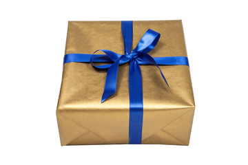 Goldenes Weihnachtsgeschenk mit blauer Schleife als Freisteller