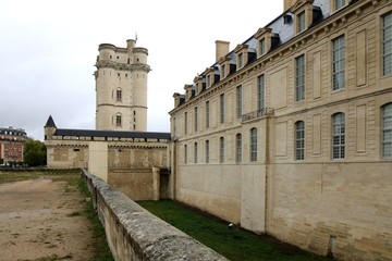 Fototapeta na wymiar Château de Vincennes, paris, france, castle, tower, stone, medieval, architecture, building, old, historic, monument, fortress, wall