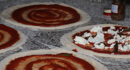 Fase della preparazione della pizza