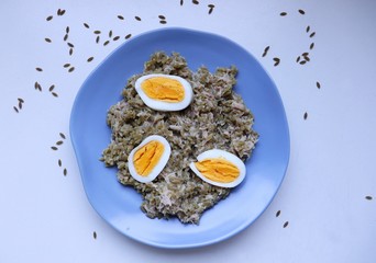 vegetable rice dish with eggs and tuna