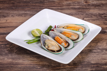 Half mussels with lime and pepper