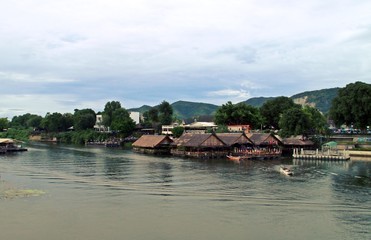Fototapeta na wymiar Río Kwai junto al famoso puente de la película, en Kanchanaburi, Tailandia.