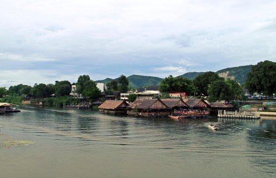 Río Kwai junto al famoso puente de la película, en Kanchanaburi, Tailandia.