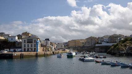 Vista de un pueblo pesquero desde el puerto