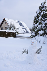 Solaranlage im Winter mit Schnee auf dem Dach