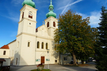 Fototapeta na wymiar Wallfahrtskirche Schwarzau im Steinfeld