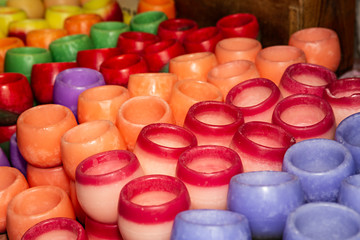 Venta de velas de colores.