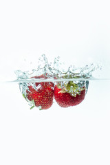 Erdbeeren fallen ins Wasser