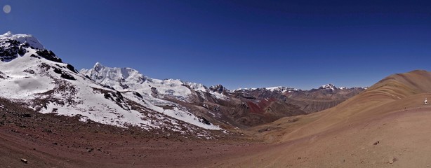 Trekking à Vinicunca, surnommé la « montagne aux sept couleurs » ou « montagne arc-en-ciel », au Pérou