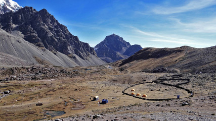 Trekkind dans le Nevado Ausangate, montagne de la cordillère de Vilcanota dans les Andes, au Pérou