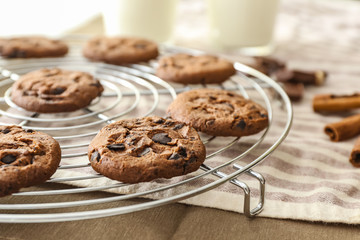 Fototapeta na wymiar Tasty chocolate cookies on cooling rack, closeup