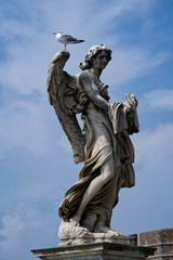 Fototapeta na wymiar Statue with seagull in Rome