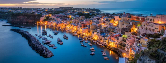 Foto auf Acrylglas Neapel Panoramablick auf die schöne Insel Procida am Abend, in der Nähe von Napoli, Region Kampanien, Italien.