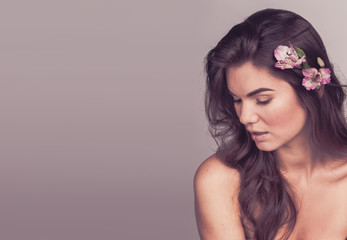 Naklejka premium Beautiful woman with flower in hair