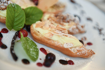Dolce con crema e frutti di bosco servito in un ristorante