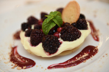 Dolce con crema e frutti di bosco servito in un ristorante