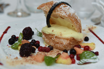 Dolce con crema e frutti di bosco servito in un ristorante