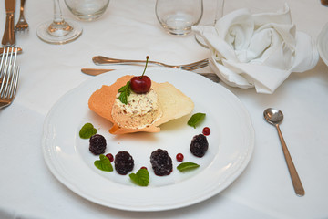 Dolce con crema e frutti di bosco servito in un ristorante