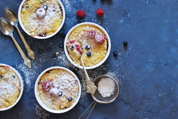 Obraz na płótnie Canvas Vanilla cheesecake with berries on the kitchen table.