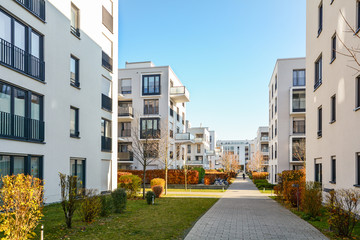 Moderne appartementsgebouwen in een groene woonwijk in de stad