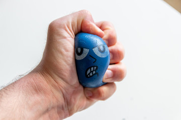 Stressabbau mit Anti-Stressball baut Stress ab durch drücken und quetschen eines blauen Balls mit...