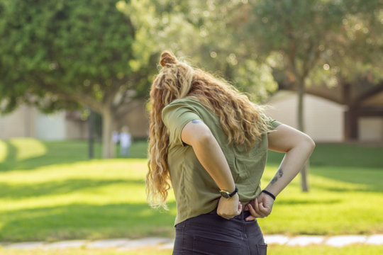 Mujer en un parque de espaldas
