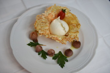 mozzarella in crosta di pane con contorno di lampone