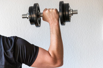 Plakat Sportler mit muskulöser Schulter und muskulösem Arm hält Kurzhantel in der rechten Hand für Fitness, Training, Bodybuilding und Kraftsport für Gesundheit und Stärke