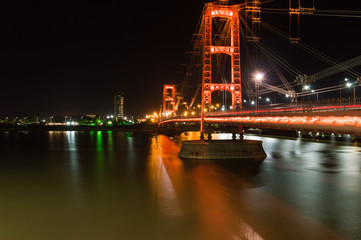 Fototapeta na wymiar Puente colgante iluminado de la ciudad de Santa Fe, Argentina.