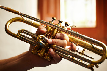 Obraz na płótnie Canvas detalle de instrumento de viento trompeta