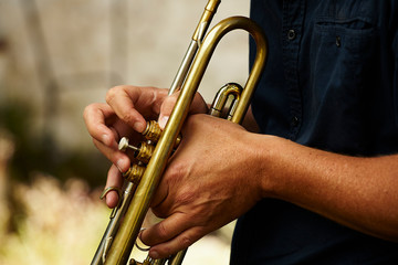 detalle de instrumento de viento trompeta