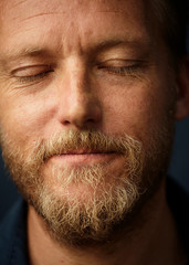 Obraz premium hombre de mediana edad relajado con los ojos cerrados