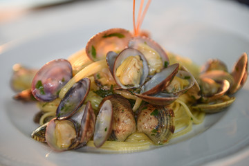 piatto di spaghetti con i frutti di mare