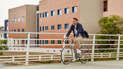 hombre de negocios montando en bicicleta