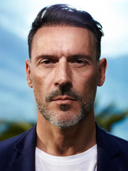 hombre apuesto posando serio mirando a camara