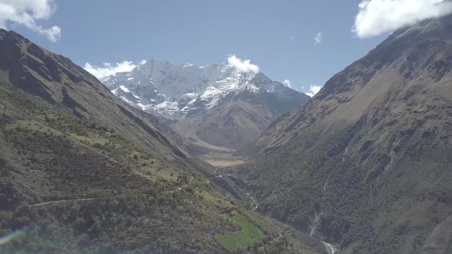 Video a&eacute;reo en el valle que va a los nevados de Umantay y Salkantay