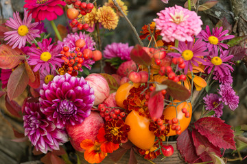 Obraz na płótnie Canvas Beautiful autumn bouquet with fall flowers and colorful leaves