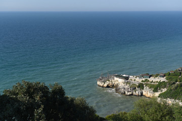 panorama marino visto dall'alto di una scogliera