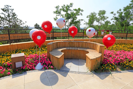 Balloon sculpture in the park - Powered by Adobe