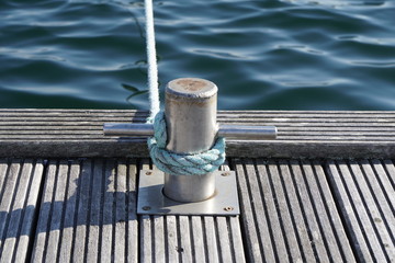 Festmache in einem Hafen am Steg