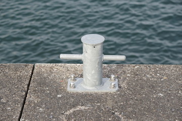 Festmache in einem Hafen am Steg